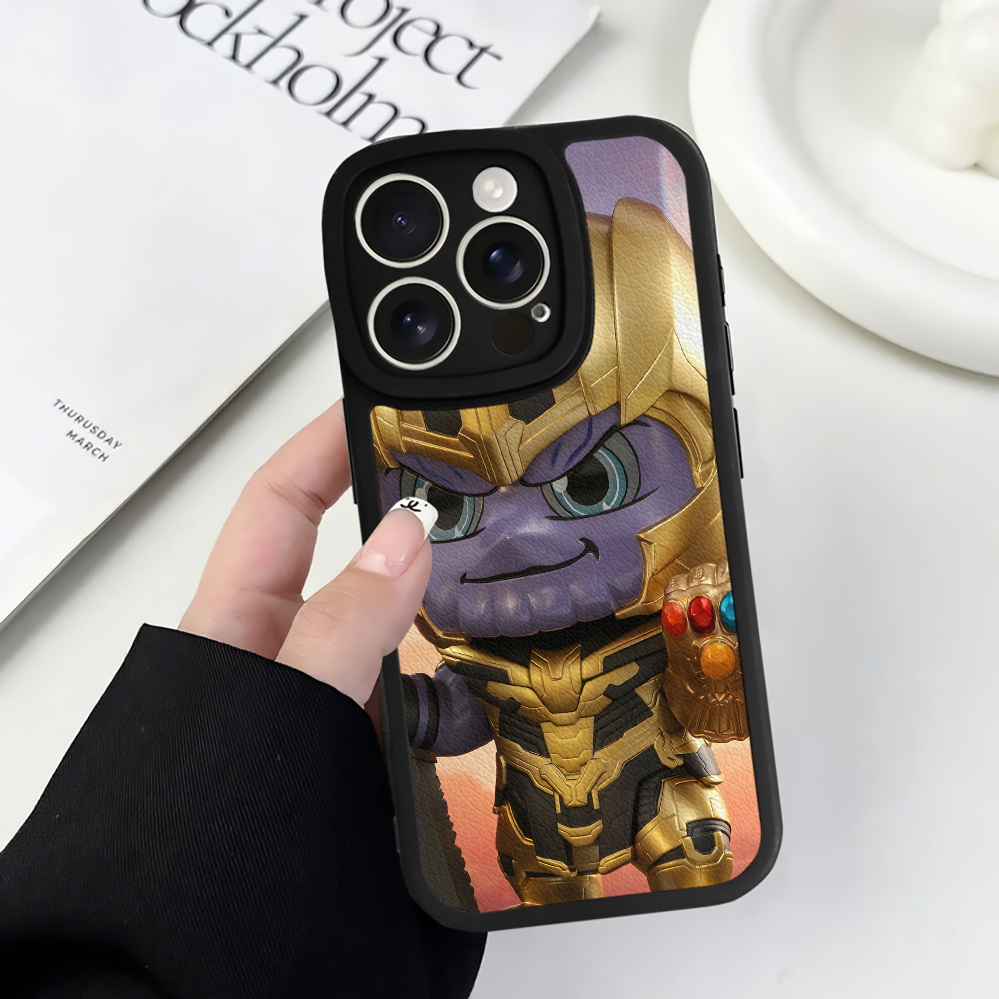 （画像用） アベンジャーズ The Avengers 【iPhone 16シリーズ対応】シリコンスマホケース（レザー調） 材質：シリコン